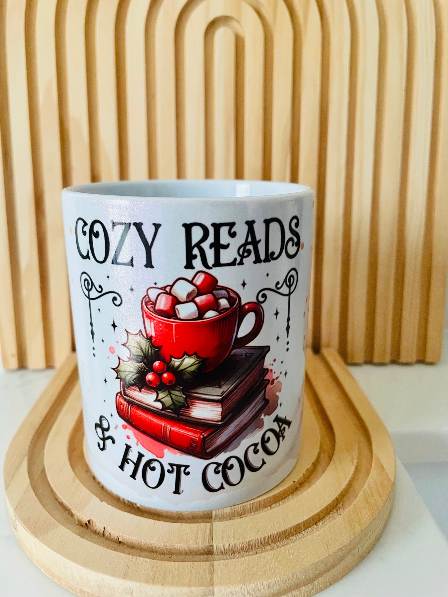 Weihnachts-Tasse „cozy reads“