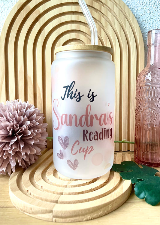 Personalisiertes Trinkglas, „reading is my therapy“, Kaffeeglas mit Bambusdeckel und Strohhalm