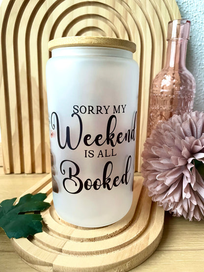 Buch Trinkglas „sorry my Weekend is all Booked“, Kaffeeglas mit Bambusdeckel und Strohhalm