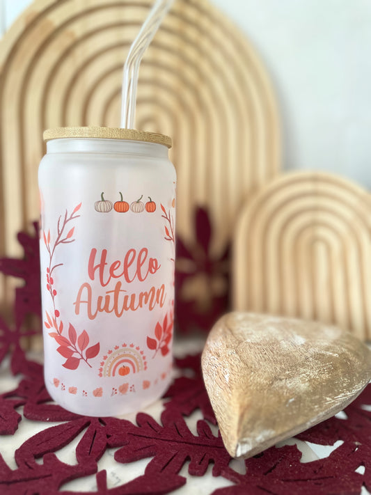 Herbstliches Geschenk oder als herbstliche Tischdekoration. Trinkglas mit Herbst Motiv, Blätter und Kürbis. Ergänzend jede Leseecke