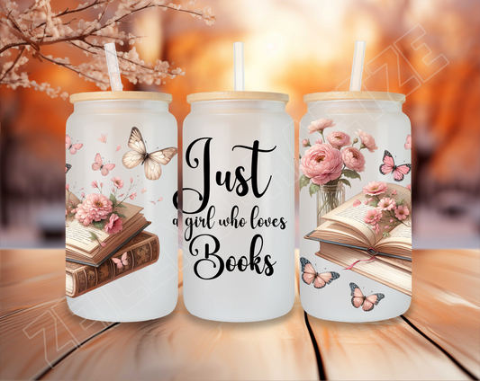 Buch Trinkglas „just a girl who loves Books“ mit Schmetterlingen und Blumen, Kaffeeglas mit Bambusdeckel und Strohhalm