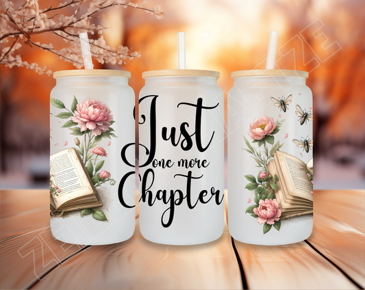 Buch Trinkglas „just one more chapter“ mit Bienen und Blumen, Kaffeeglas mit Bambusdeckel und Strohhalm