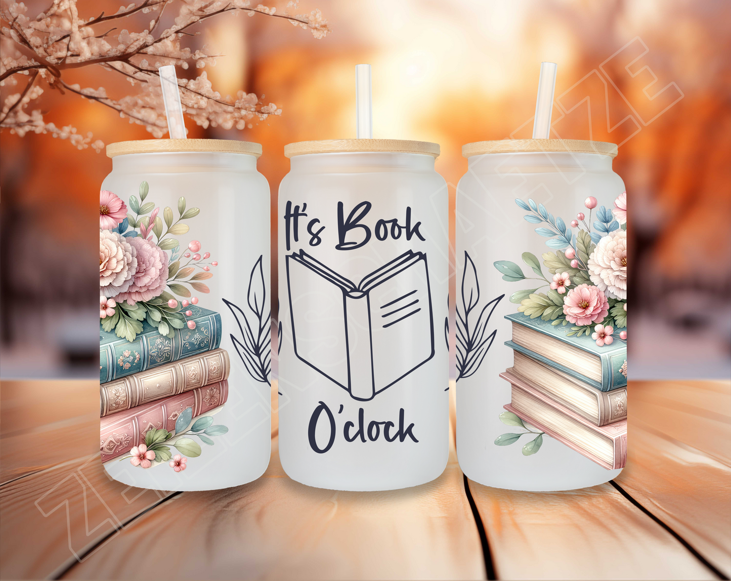 Buch Trinkglas „it‘s book o‘clock“, Kaffeeglas mit Bambusdeckel und Strohhalm